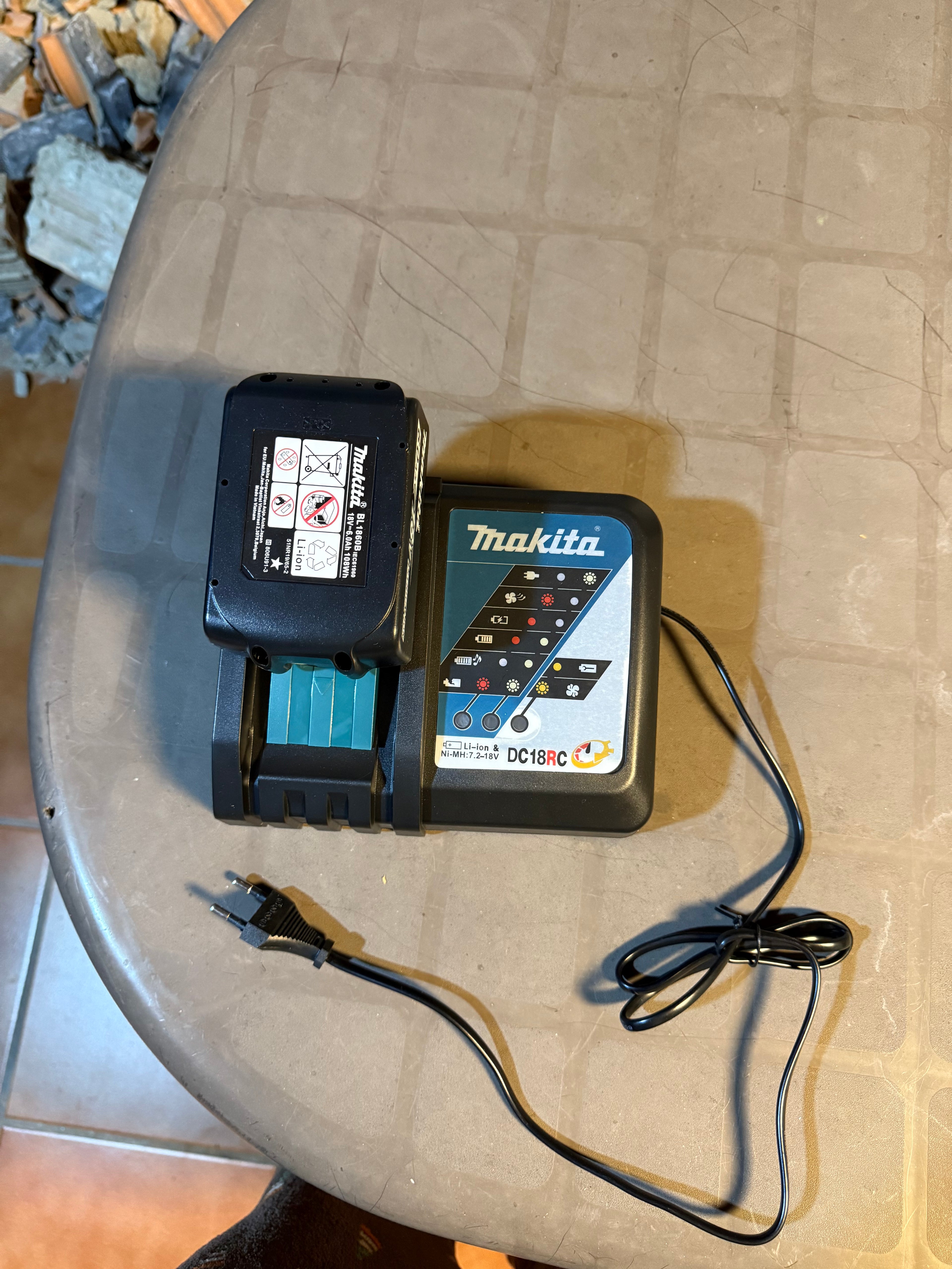 Cargador y batería Makita